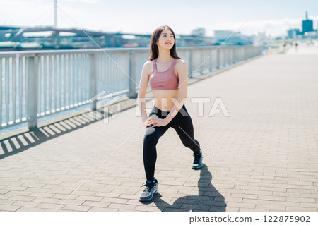 年輕女子戶外健身形象 122875902