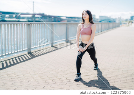 年輕女子戶外健身形象 122875903