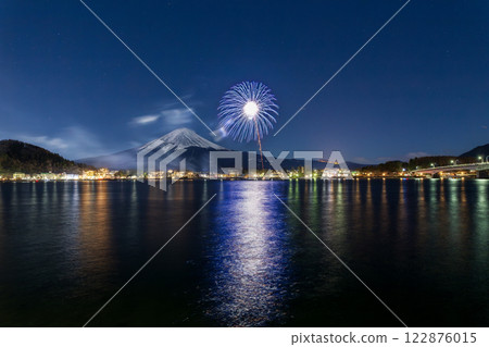月光映照下的河口湖畔和富士山的冬季煙火 122876015