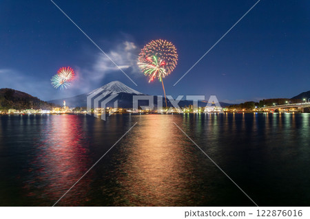 Winter fireworks from the shores of Lake Kawaguchi and Mount Fuji illuminated by moonlight 122876016