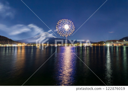 月光映照下的河口湖畔和富士山的冬季煙火 122876019