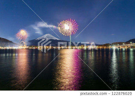 月光映照下的河口湖畔和富士山的冬季煙火 月光映照下的河口湖畔和富士山的冬季煙火 122876020