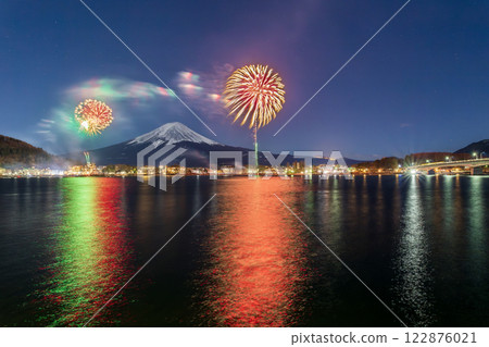 月光映照下的河口湖畔和富士山的冬季煙火 122876021