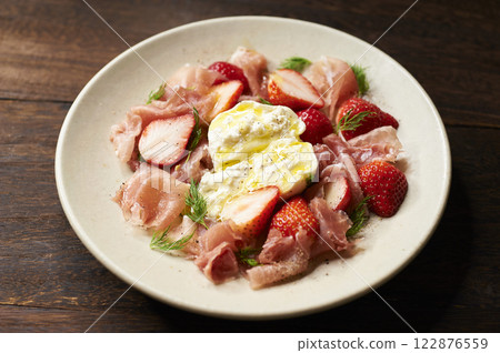 Strawberry and mozzarella salad with olive oil Strawberry and mozzarella salad with olive oil 122876559