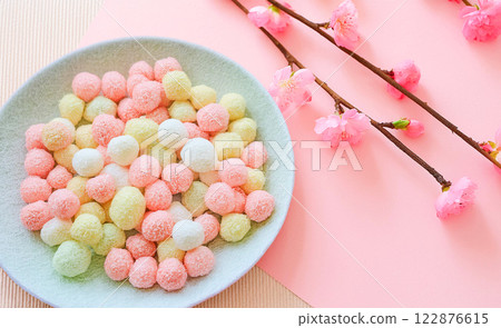 雛菊和桃花。女兒節的圖像。 雛菊和桃花。女兒節的圖像。 122876615