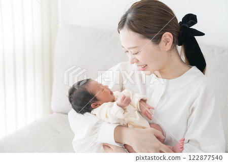 寶貝抱在媽媽裡 寶貝抱在媽媽裡 122877540