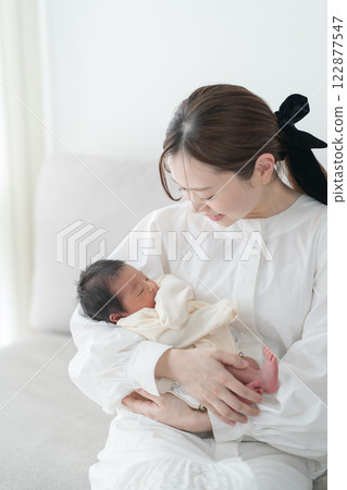 寶貝抱在媽媽裡 寶貝抱在媽媽裡 122877547