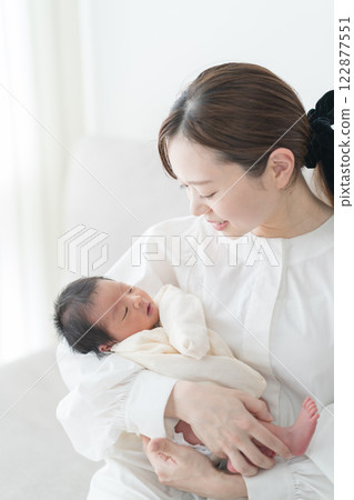 寶貝抱在媽媽裡 寶貝抱在媽媽裡 122877551
