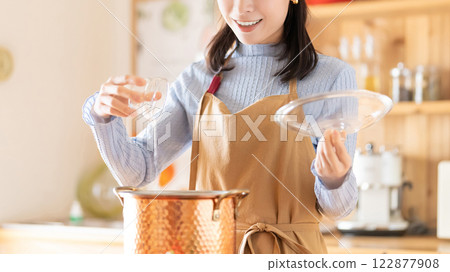 Smiling woman cooking in the kitchen 122877908