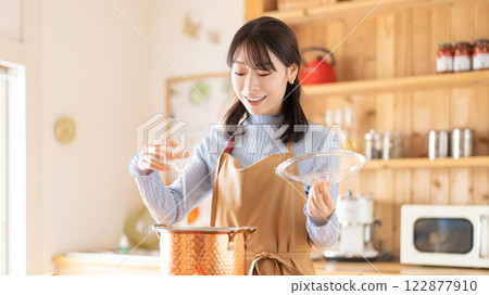 Smiling woman cooking in the kitchen 122877910