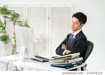 Businessman tired multitasking 122878125
