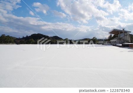 被大雪覆蓋的田徑場 122878340