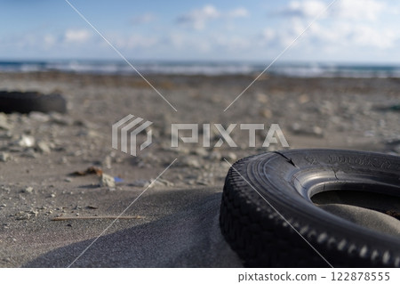 輪胎被沖上岸 122878555