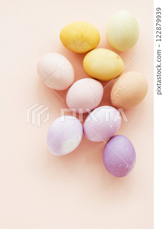 Natural dying Easter eggs on peach background. Easter greeting card. 122879939