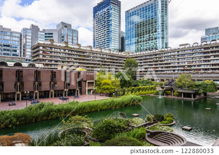 London Barbican Centre. Unique Brutalist Architecture with Green Urban Oasis London Barbican Centre. Unique Brutalist Architecture with Green Urban Oasis 122880033