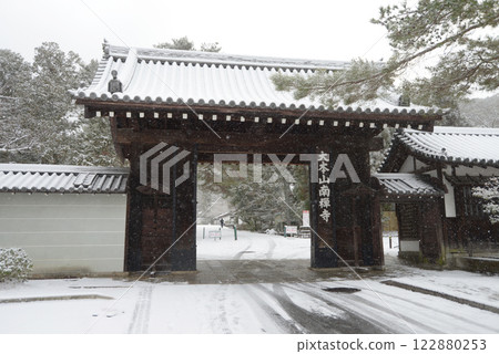 京都市左京區中央門南禪寺被大雪覆蓋 122880253