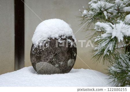 南禪寺的雪和京都市左京區牧後庵的圓石 122880255