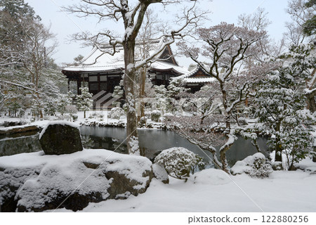Snow-covered Nanzenji Temple, inside the grounds of Bokugoan, Sakyo Ward, Kyoto City 122880256