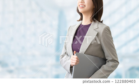 Smiling woman/businesswoman with a laptop 122880403