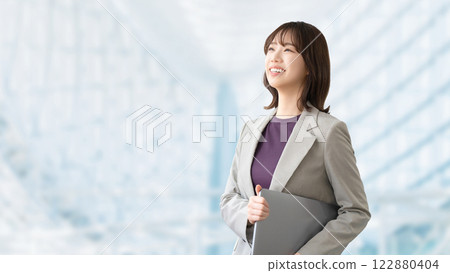 帶筆記型電腦的微笑的女人/女商人 122880404