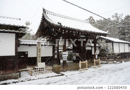Snow at Nanzenji Temple, Konchi-in Temple's Sanmon Gate, Sakyo Ward, Kyoto City Snow at Nanzenji Temple, Konchi-in Temple's Sanmon Gate, Sakyo Ward, Kyoto City 122880450