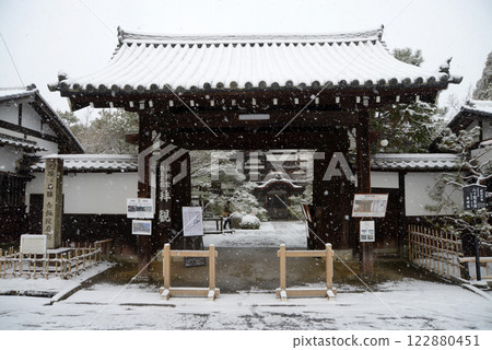 Snow at Nanzenji Temple, Konchi-in Temple's Sanmon Gate, Sakyo Ward, Kyoto City 122880451