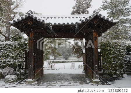 京都市左京區南禪寺、金地院參道門的雪景 京都市左京區南禪寺、金地院參道門的雪景 122880452