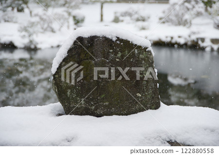 南禪寺雪景：京都市左京區牧後庵六地藏菩薩像 122880558
