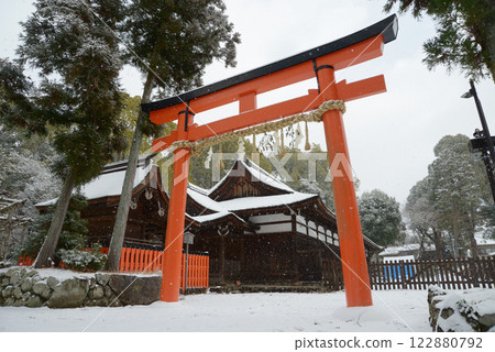 Snow-covered Kamigamo Shrine, Torii gate and office building, Kita-ku, Kyoto Snow-covered Kamigamo Shrine, Torii gate and office building, Kita-ku, Kyoto 122880792