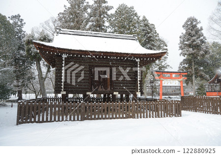 Snow-covered Kamigamo Shrine, Azekura, Kita Ward, Kyoto City 122880925