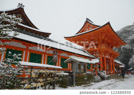 Snow-covered Kamigamo Shrine: Corridor and Tower Gate, Kita Ward, Kyoto City Snow-covered Kamigamo Shrine: Corridor and Tower Gate, Kita Ward, Kyoto City 122880930