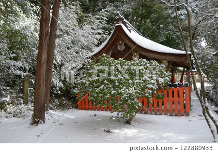 Snow-covered Kamigamo Shrine, Kamo Yamaguchi Shrine, Kita Ward, Kyoto City 122880933