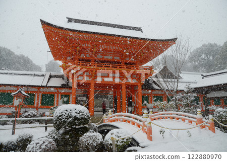 京都市北區上賀茂神社塔門,積雪覆蓋 京都市北區上賀茂神社塔門,積雪覆蓋 122880970
