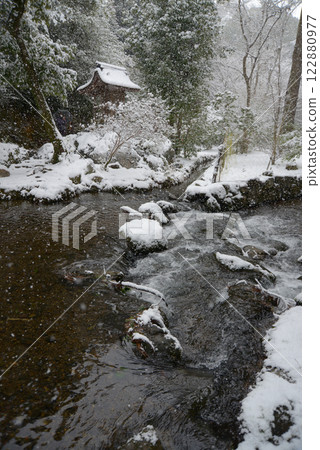 Kamigamo Shrine in the snow, Nara Stream and Iwamoto Shrine, Kita Ward, Kyoto City 122880977