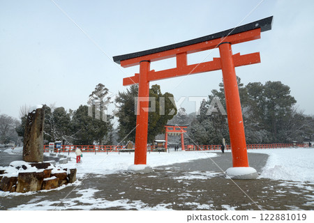 京都市北區上賀茂神社白雪皚皚的鳥居門 122881019
