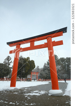 京都市北區上賀茂神社白雪皚皚的鳥居門 122881021