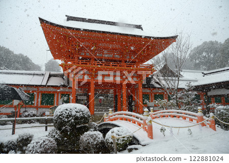 Snow-covered Kamigamo Shrine Tower Gate, Kita Ward, Kyoto City 122881024