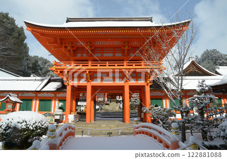 京都市北區上賀茂神社塔門,積雪覆蓋 京都市北區上賀茂神社塔門,積雪覆蓋 122881088