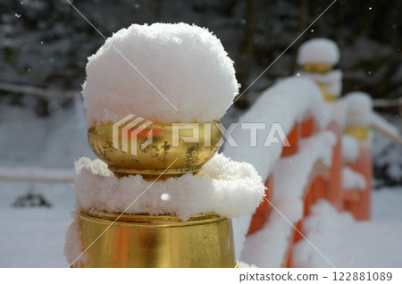 京都市北區玉橋尖塔上賀茂神社白雪皚皚 122881089