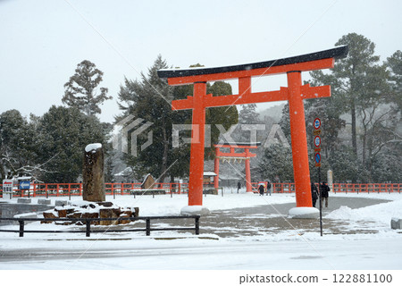 京都市北區上賀茂神社白雪皚皚的鳥居門 京都市北區上賀茂神社白雪皚皚的鳥居門 122881100