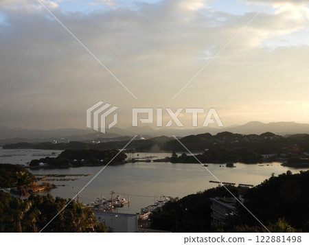 Spectacular views of Shirahama - Resort scenery shining with the sea and the setting sun 122881498