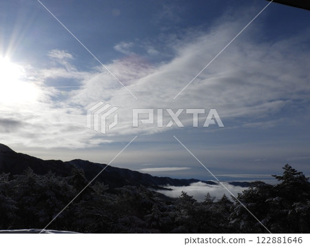 Winter scenery of Ena Gorge - Morning sea of clouds and snow-capped mountains 122881646