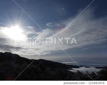 Winter scenery of Ena Gorge - Morning sea of clouds and snow-capped mountains Winter scenery of Ena Gorge - Morning sea of clouds and snow-capped mountains 122881650