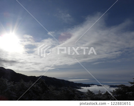 Winter scenery of Ena Gorge - Morning sea of clouds and snow-capped mountains 122881651