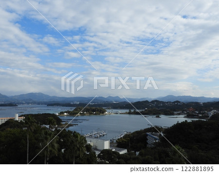 白濱的壯麗景色 - 藍天和大海的度假勝地風景 122881895