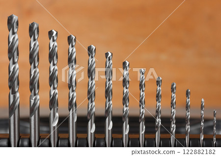 Various sizes of drill bits aligned in a row. 122882182