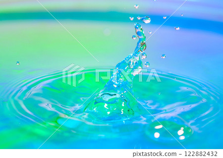 High-speed photography of water droplets 122882432
