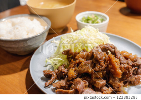 日式烤肉套餐、白飯和味噌湯 122883283