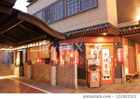以水懸不動明王聞名的大阪難波法善寺 以水懸不動明王聞名的大阪難波法善寺 122883322