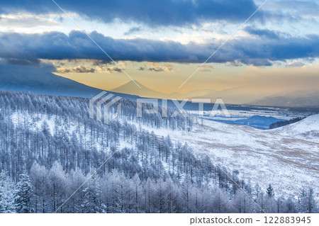 Mt. Fuji and frost from Kirigamine Plateau in the harsh winter Mt. Fuji and frost from Kirigamine Plateau in the harsh winter 122883945